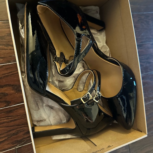 Elegant Black Patent Leather Heels - Picture 2 of 2